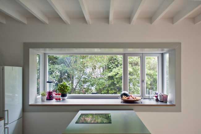 Finestra orizzontale aperta sul giardino