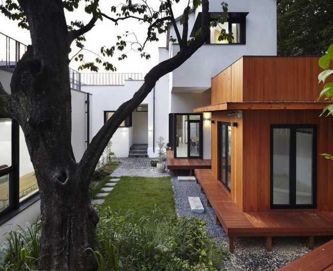 Abitazione in legno con volumi bianchi e legno