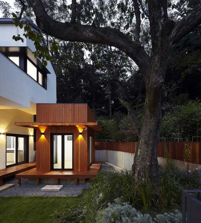 Abitazione in legno con volumi bianchi e legno