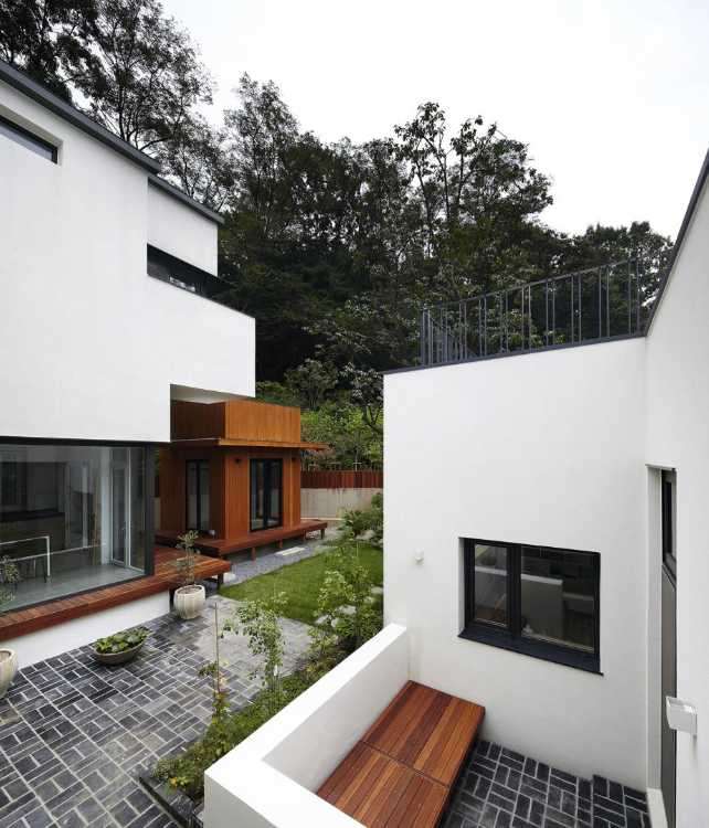 Abitazione in legno con volumi bianchi e legno