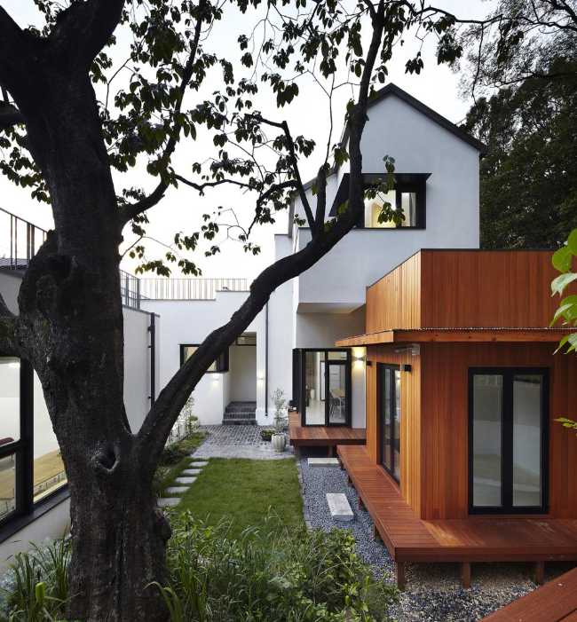 Abitazione in legno con volumi bianchi e legno