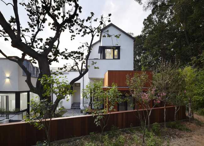 Abitazione in legno con volumi bianchi e legno