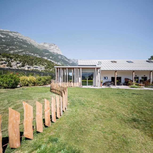 Agriturismo perimetrato da tronchi di larice naturale