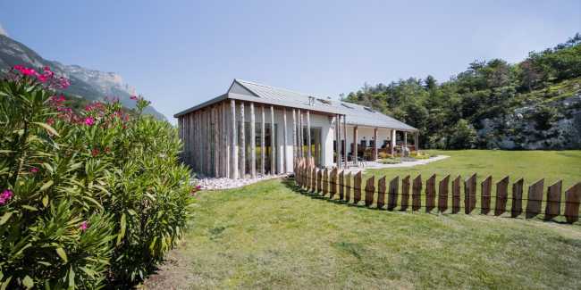 Agriturismo perimetrato da tronchi di larice naturale