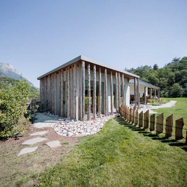 Agriturismo perimetrato da tronchi di larice naturalenull