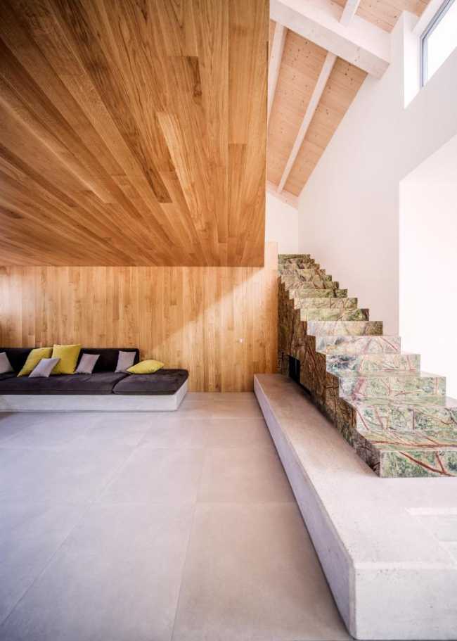 Interno agriturismo bianco e legno