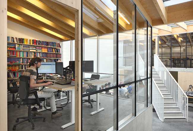 Interno di un edificio per uffici in legno e vetro