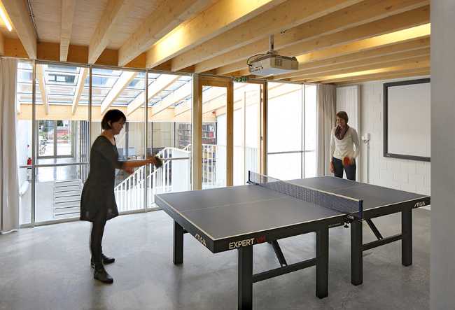 Interno di un edificio per uffici in legno e vetro