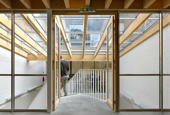 Interno di un edificio per uffici in legno e vetro