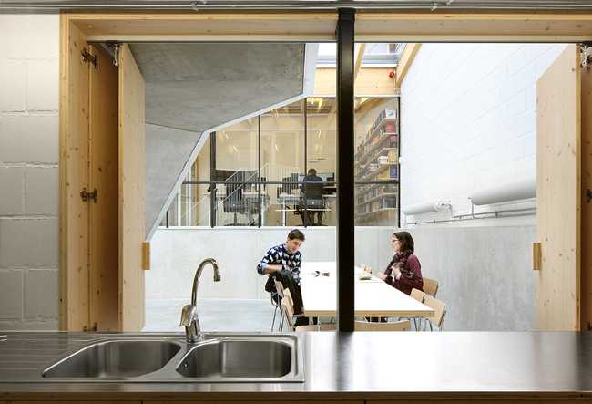 Interno di un edificio per uffici in legno e vetronull