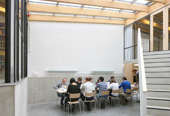 Sala riunioni con soffitto in legno e vetro