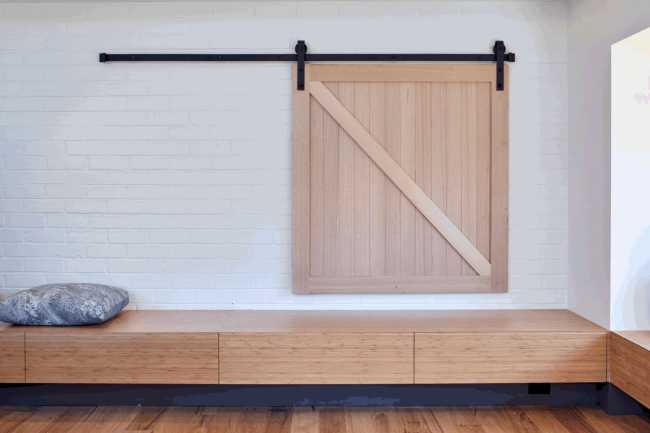 Seduta perimetrale in legno