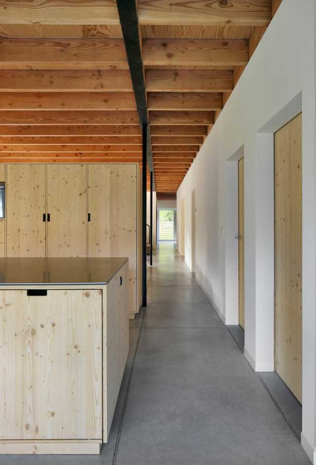 Corridoio lungo con porta in asse