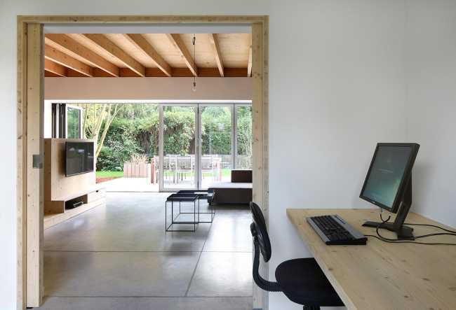 Interno open space con vetrata