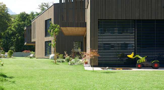 Progetto di tre case in legno a due piani