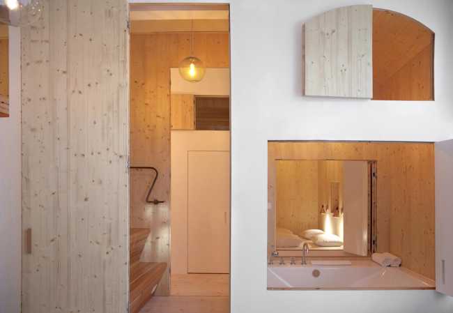 Camera d'albergo scenografica in legno