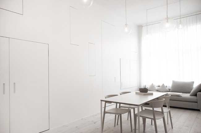 Camera d'albergo bianca e minimal