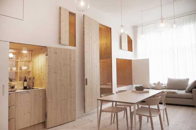 Camera d'albergo bianca con composizioni sempre diverse