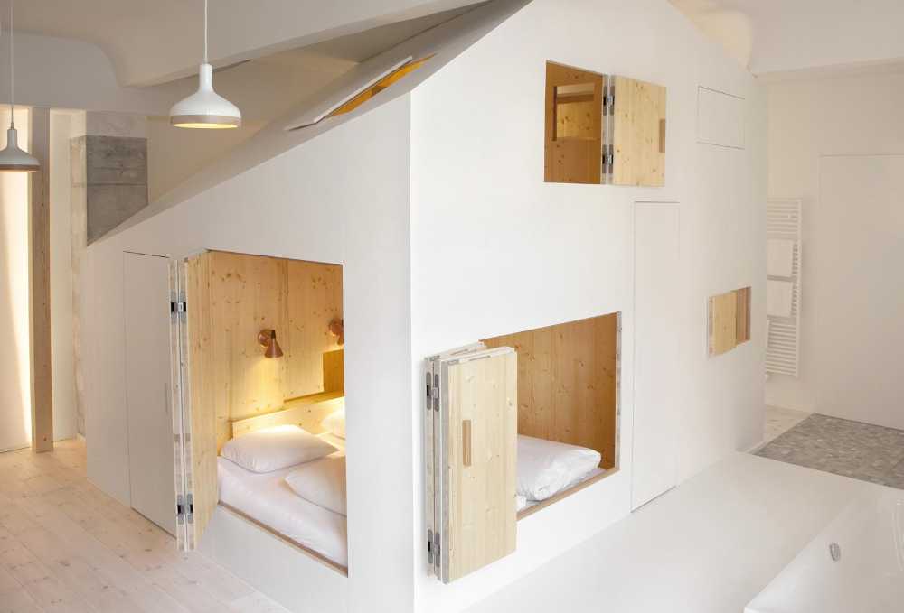Camera d'albergo con letto incassato
