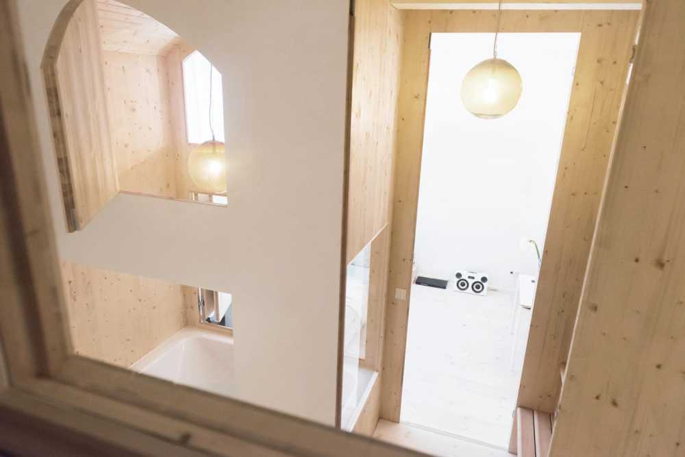 Camera d'albergo con letto incassato