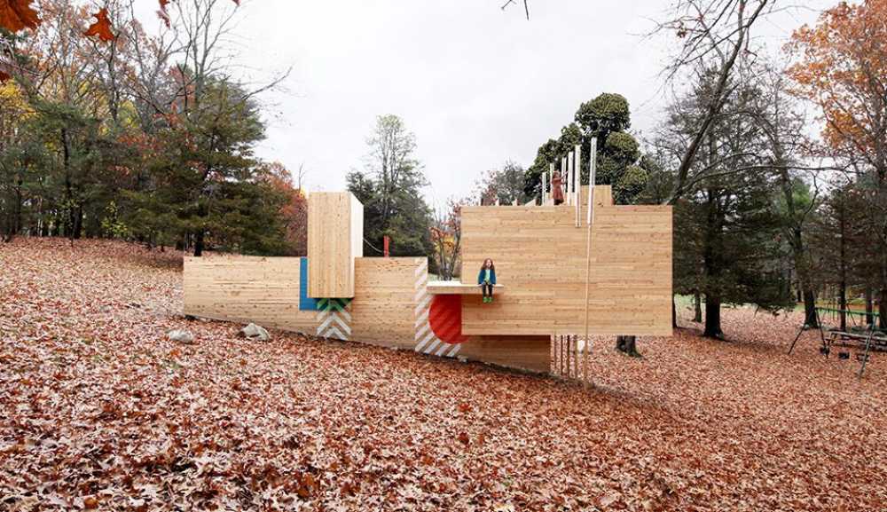 Wooden structure for playing on a slope