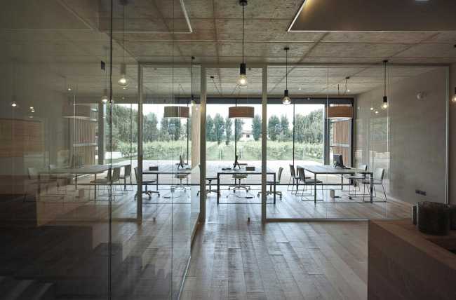 Interno di una cantina in legno