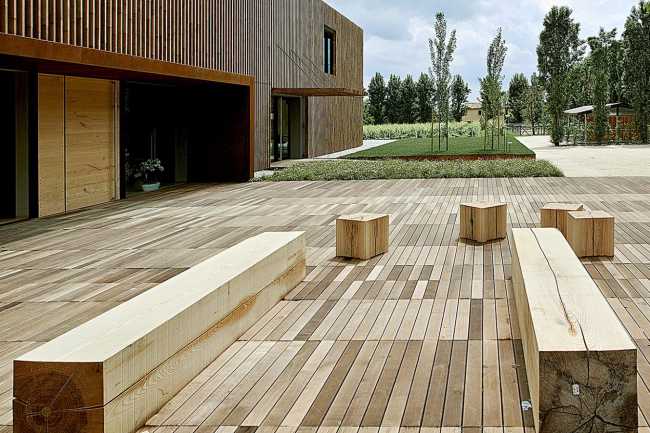Spazio esterno con pavimento in legno e  blocchi di legno