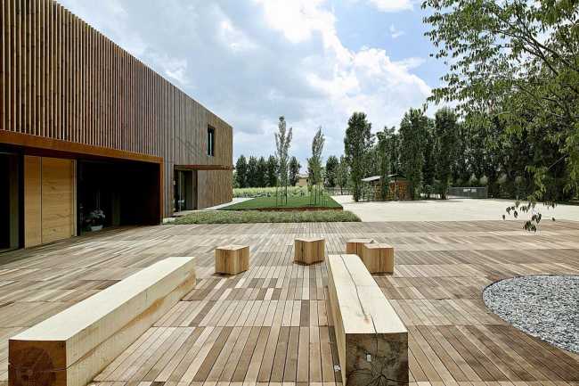 Spazio esterno con pavimento in legno e  blocchi di legno