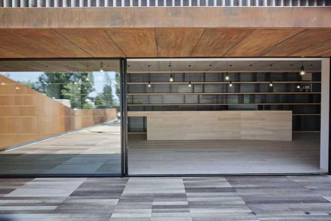 Vetrata aperta sugli interni minimal di legno