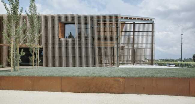 Edificio con facciata interamente in legno