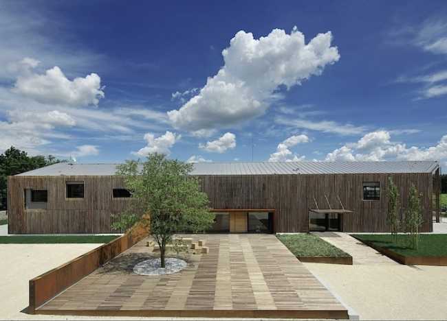 Edificio con facciata in legno