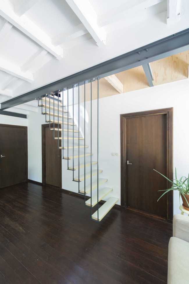 Interior casa de madera con escalera interior de metal