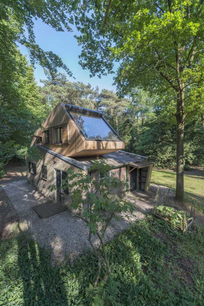 Casa de madera con parte del techo acristalado