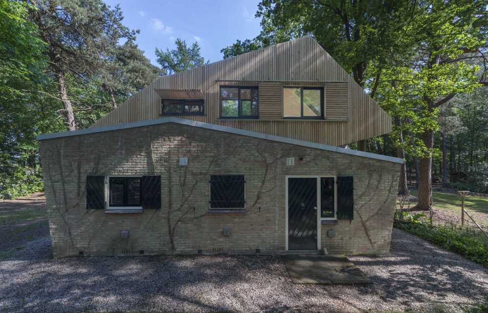 Casa in legno con parte del tetto vetrato