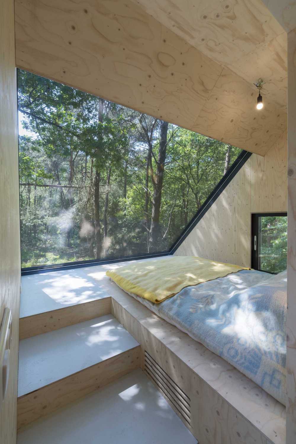 Casa in legno con parte del tetto vetrato