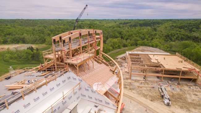 Barca in legno in costruzione