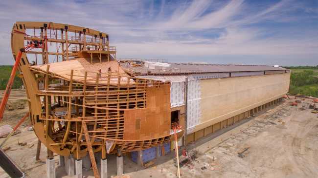 Barca in legno in costruzione