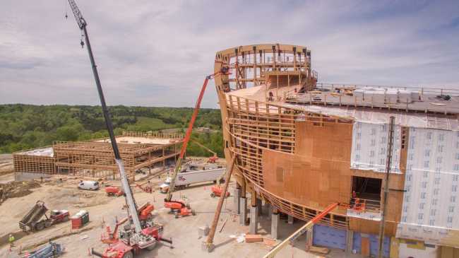 Barca in legno in costruzione