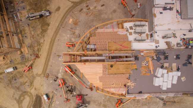 Barca in legno in costruzione