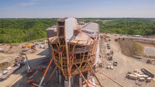 Barca in legno in costruzione