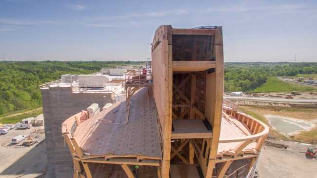 Barca in legno in costruzione