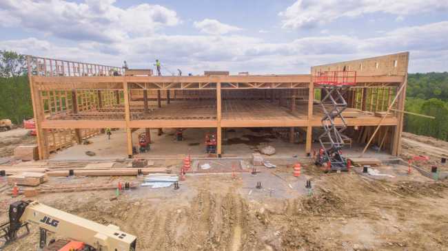 Barca in legno in costruzione