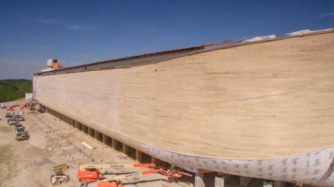 Barca in legno in costruzione