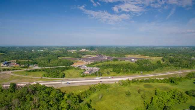 Paesaggio con strade e alberi