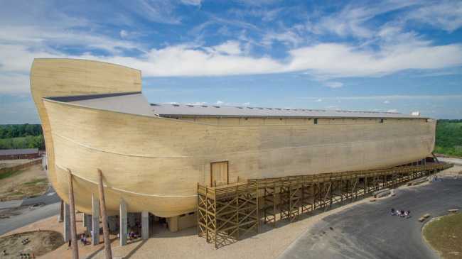 Barca in legno in costruzione