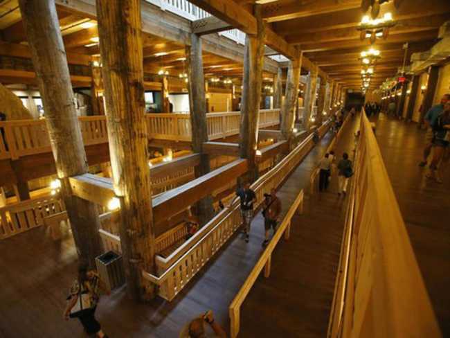 Barca in legno interni e illuminazione