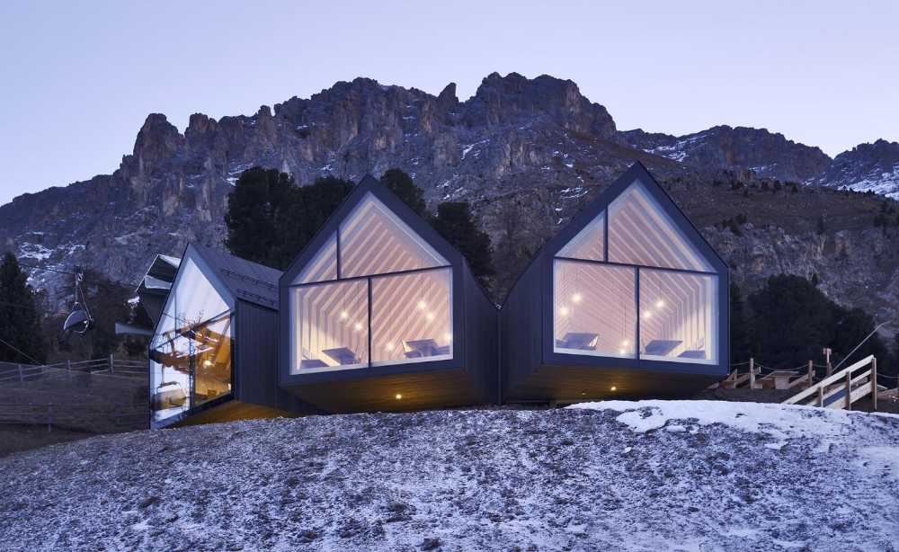 Rifugio sulle dolomiti integrato con la natura