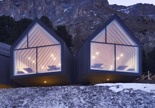 Rifugio in legno tra le montagne