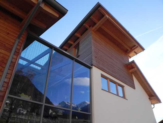 Edificio in legno e vetro