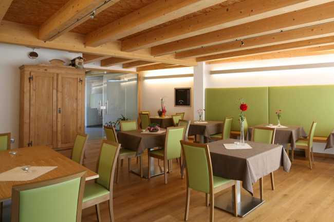 Interno ristorante di un agriturismo con soffitto in travi di legno